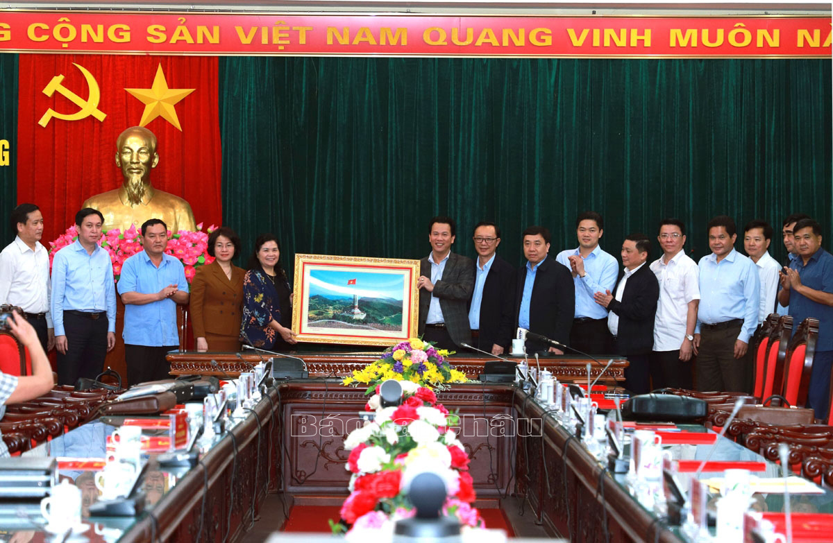 Bí thư Tỉnh ủy Đặng Quốc Khánh tặng bức ảnh Cột cờ Quốc gia Lũng Cú cho các đồng chí lãnh đạo tỉnh Lai Châu.